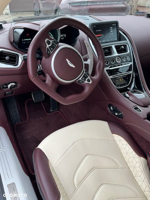 Aston Martin DBS Superleggera Standard - 16