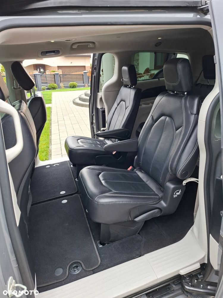 Chrysler Pacifica - 17