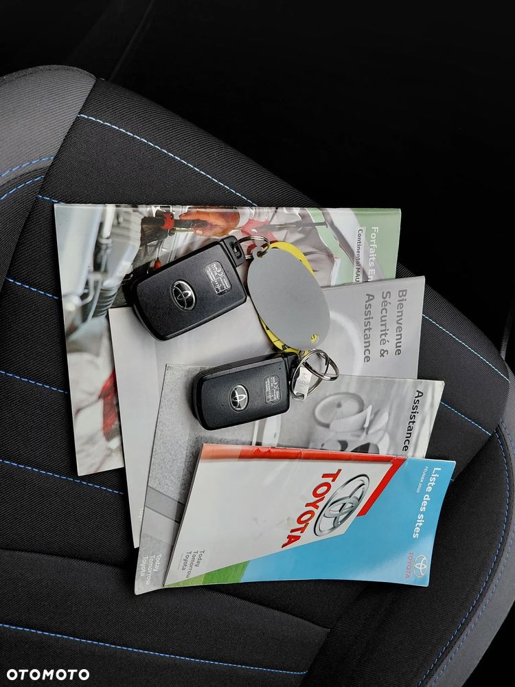 Toyota Yaris Hybrid 100 Selection Platinum - 36