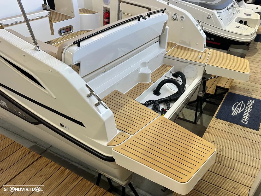 Quicksilver Activ 875 Sundeck - 9