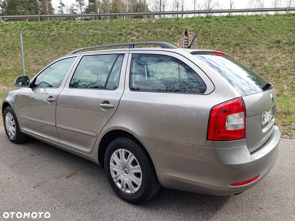 Skoda Octavia 1.6 Combi Style - 10