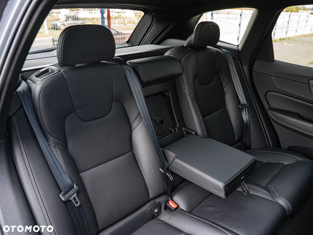 Volvo XC 60 B4 D Plus Dark - 26