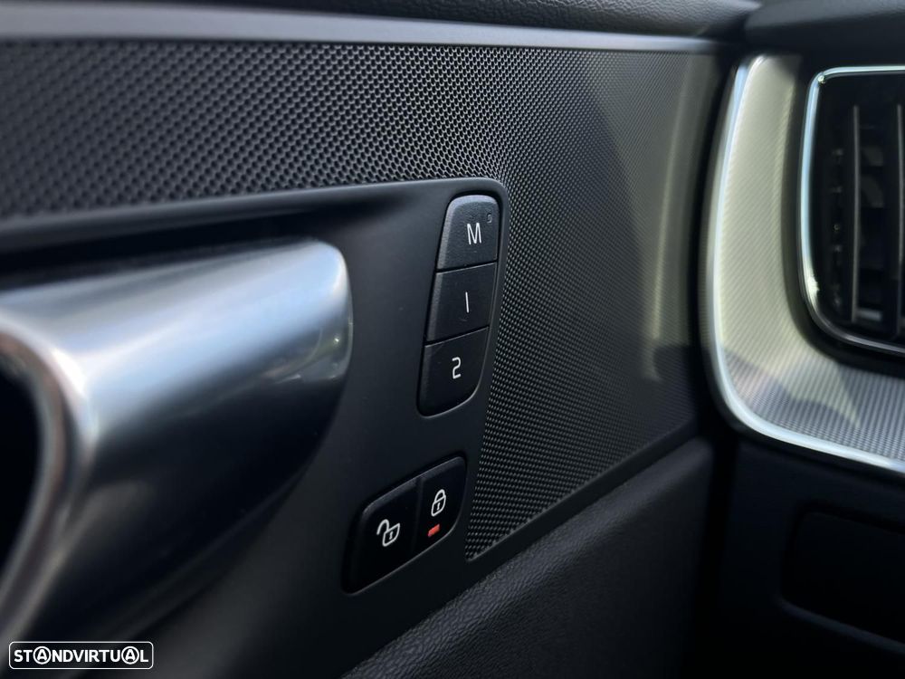 Volvo XC 60 2.0 T6 PHEV Plus Dark AWD - 34