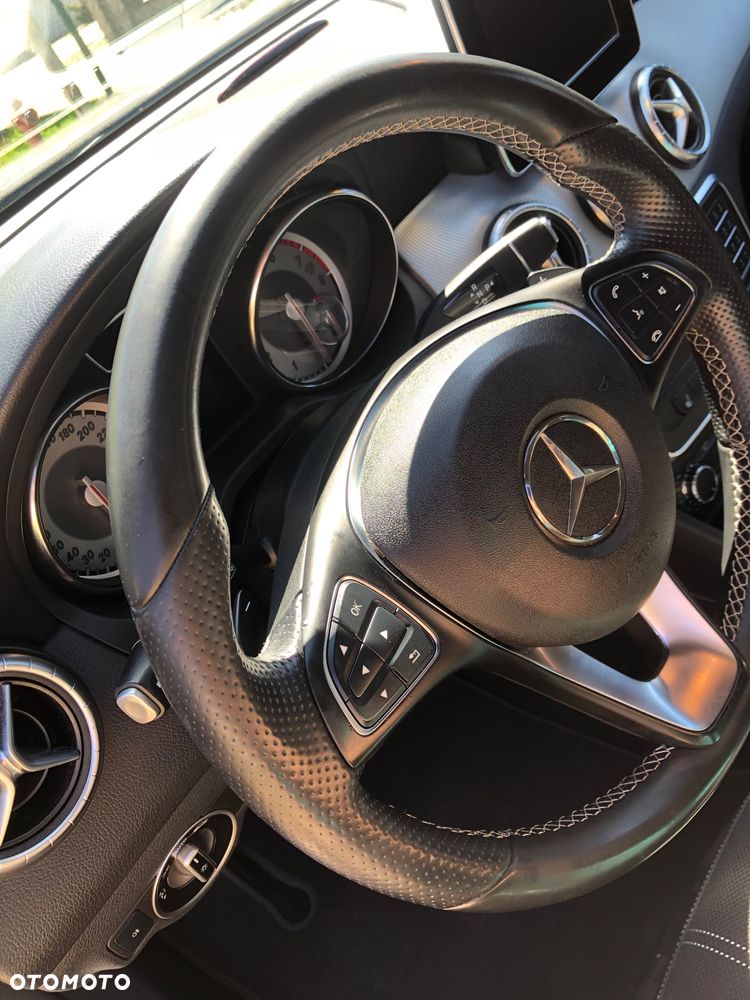 Mercedes-Benz CLA 180 7G-DCT UrbanStyle Edition - 35