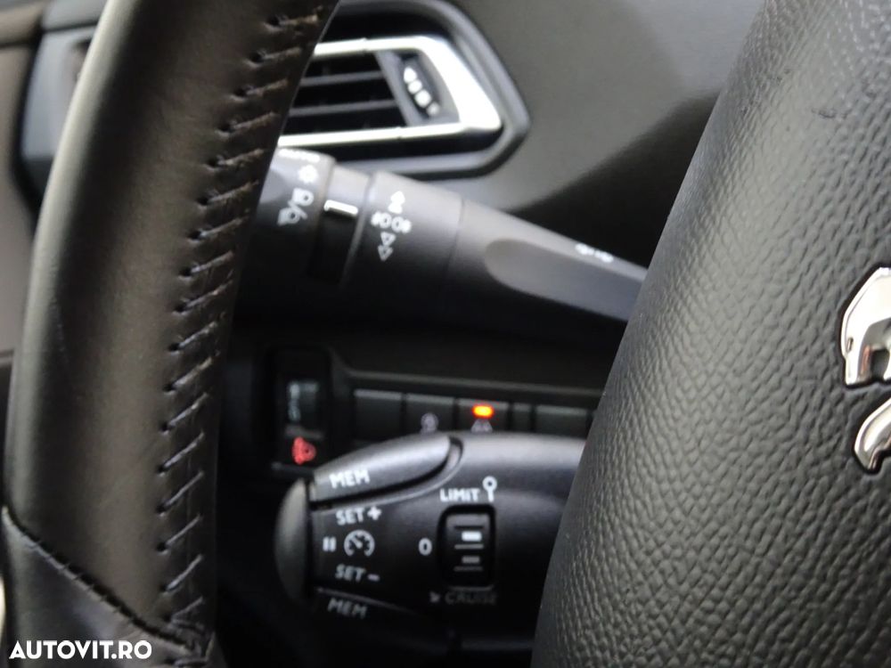 Peugeot 308 1.2 L PureTech Turbo S&S Allure - 19