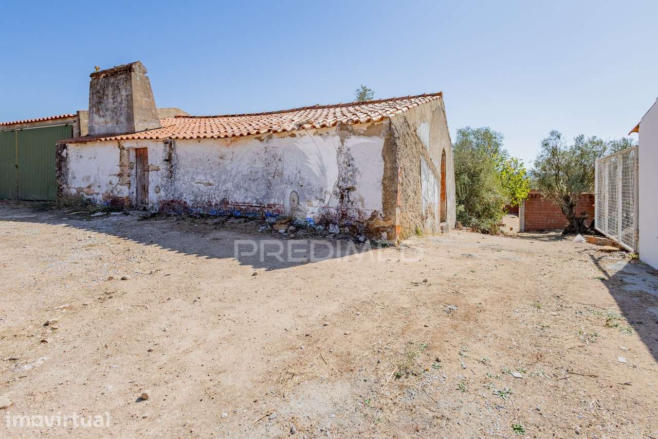 Moradia para Recuperar com Terreno de 1.001 m² - Grande imagem: 2/15