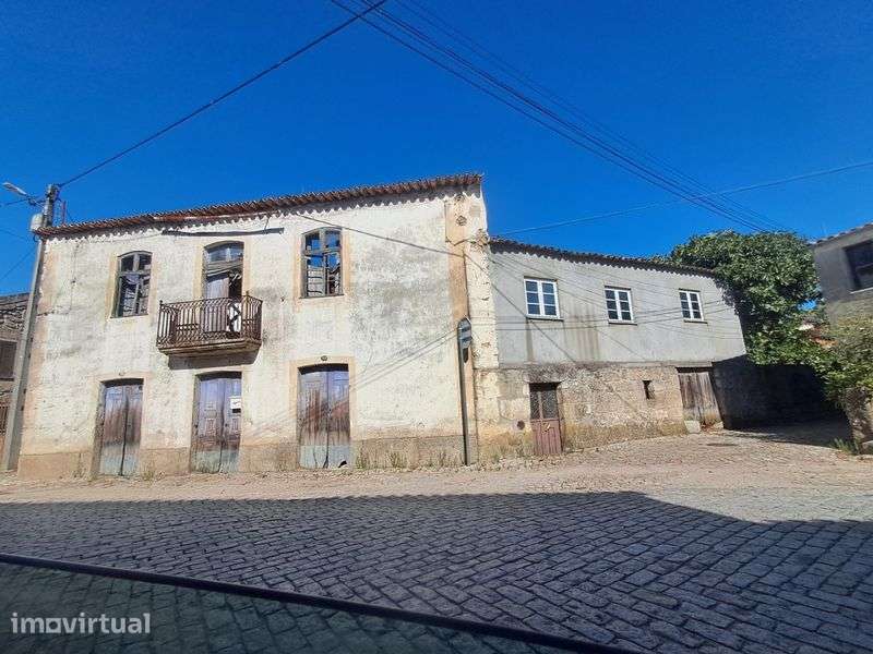 Duas casas com quintal e terreno
