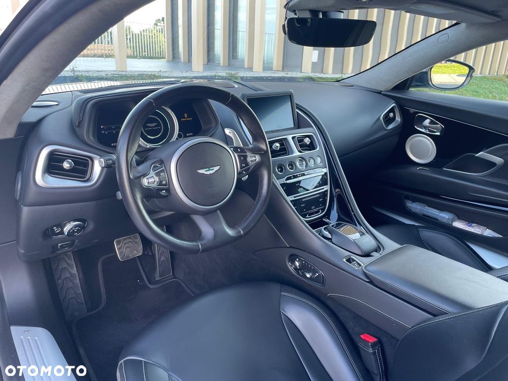 Aston Martin DB11 V12 Coupe - 6