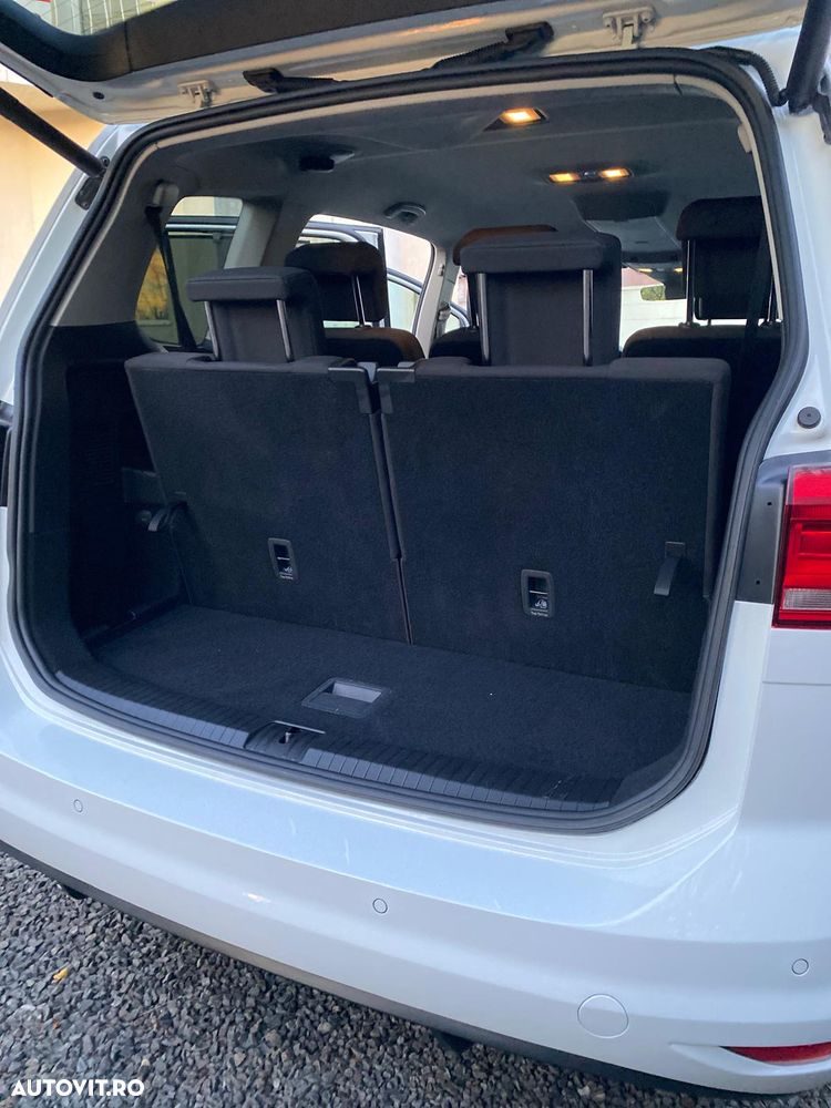 Volkswagen Touran - 12