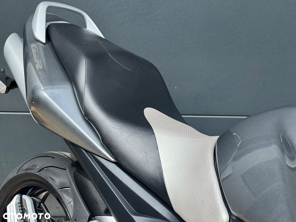 Suzuki GSR - 8