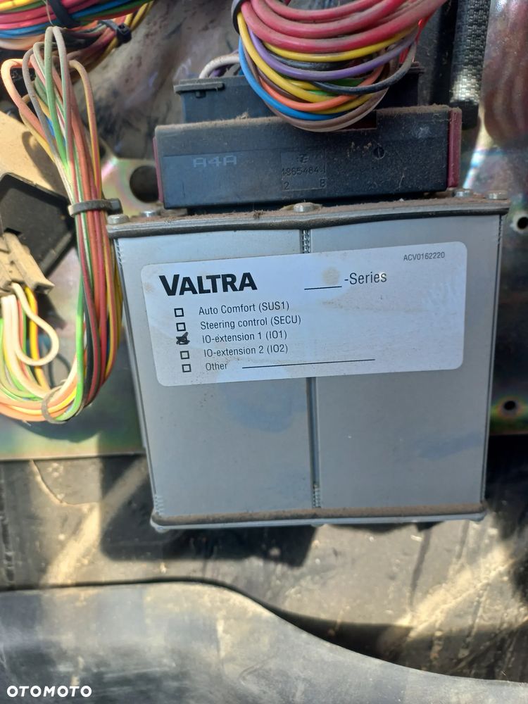 Kabina valtra,licznik ,wiązka elektryczna,dach,pulpit,wyświetlacz,ehr,sterownik,komputer,instalacja,szyberdach,R917008392,podłokietnik,pompka hamulcowa,orbitrol,t 194,t175,254,versu,q 305,t144,s,t234,t214,t154,s416,s374, - 24
