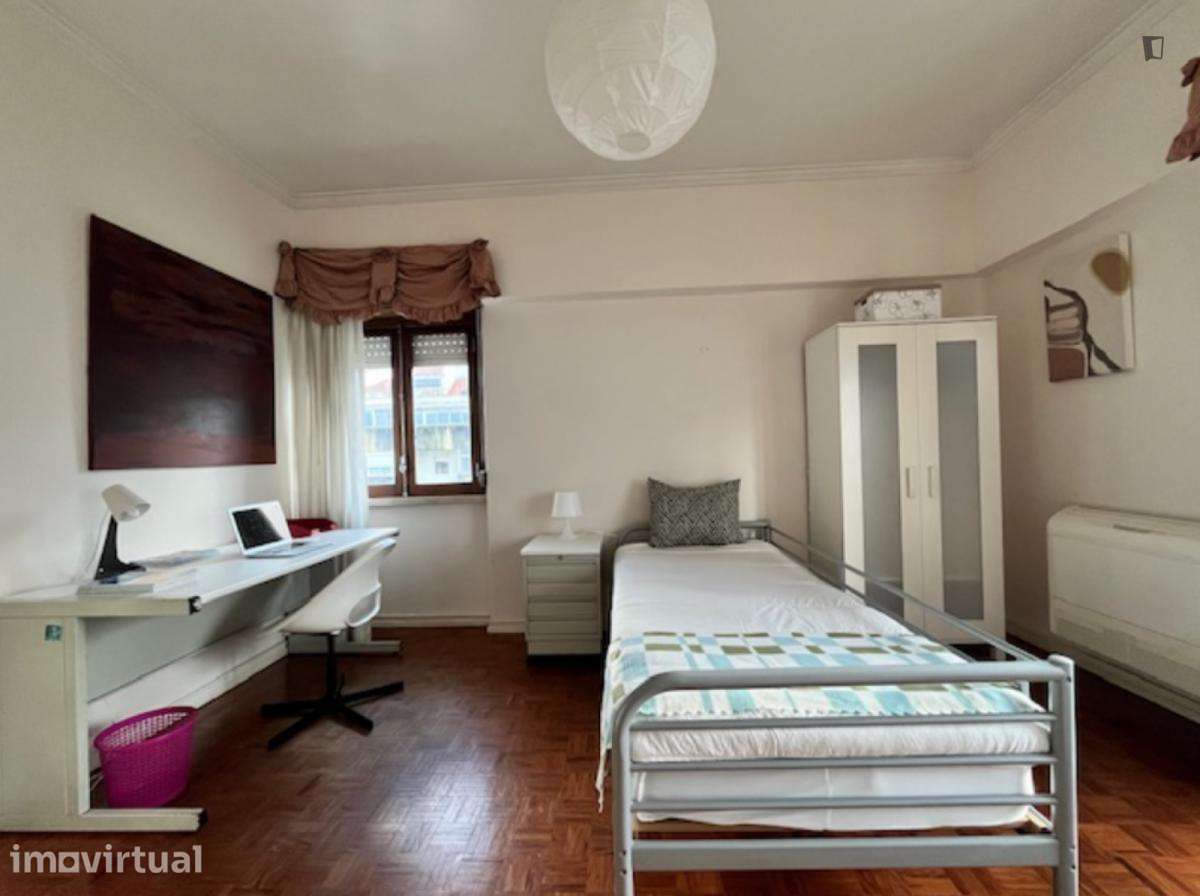 Quarto - localizado em Benfica Lisbon - Grande imagem: 2/22