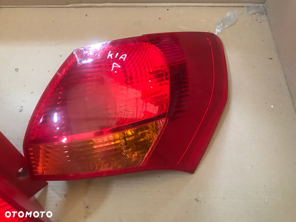 LAMPA TYLNA KIA VENGA  PRAWA