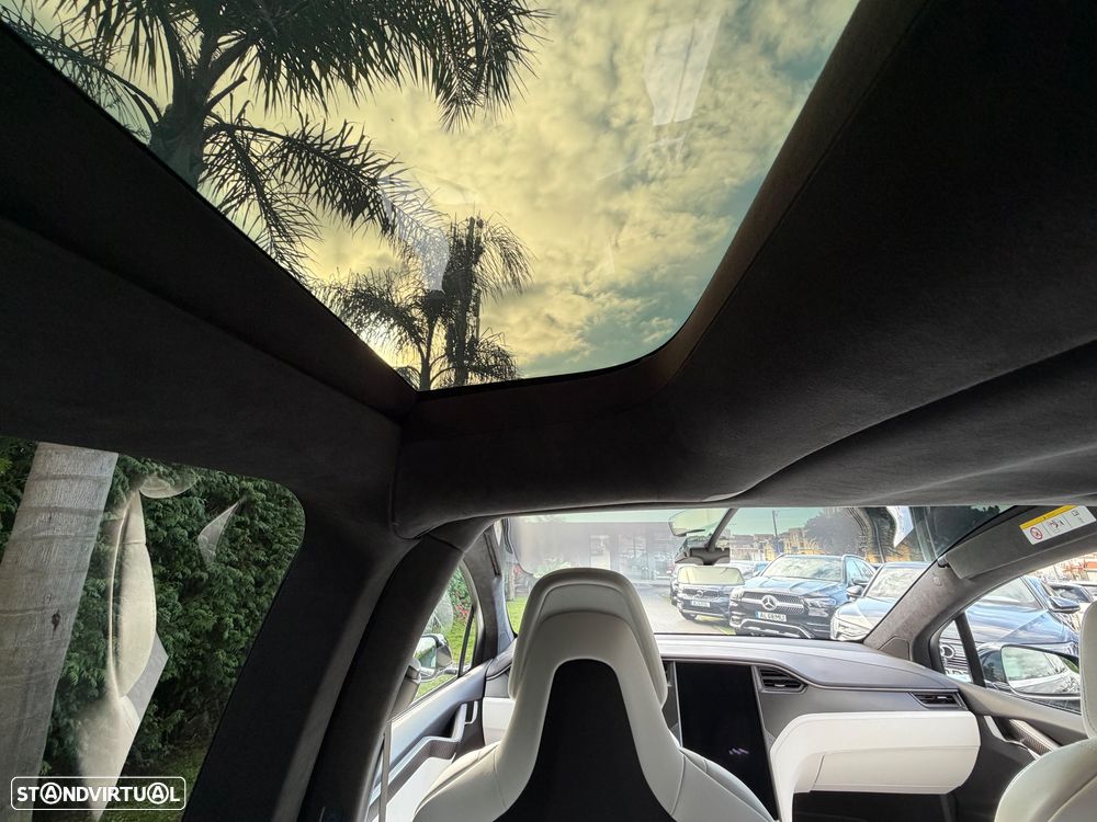 Tesla Model X - 23