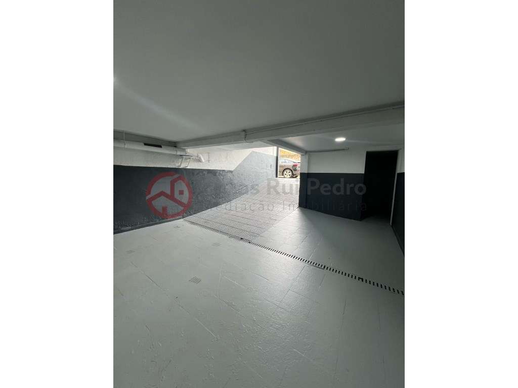 Garagem com 207 m2 para diversas viaturas ou para armazém, na Cova ... - Grande imagem: 2/18