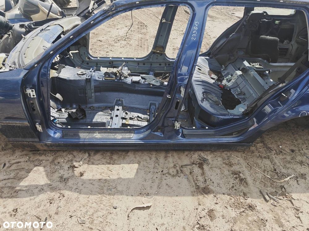 PRÓG LEWY + SŁUPEK ŚRODKOWY BMW E46 TOURING KOMBI A07/5 MYSTICBLAU METALLIC - 1