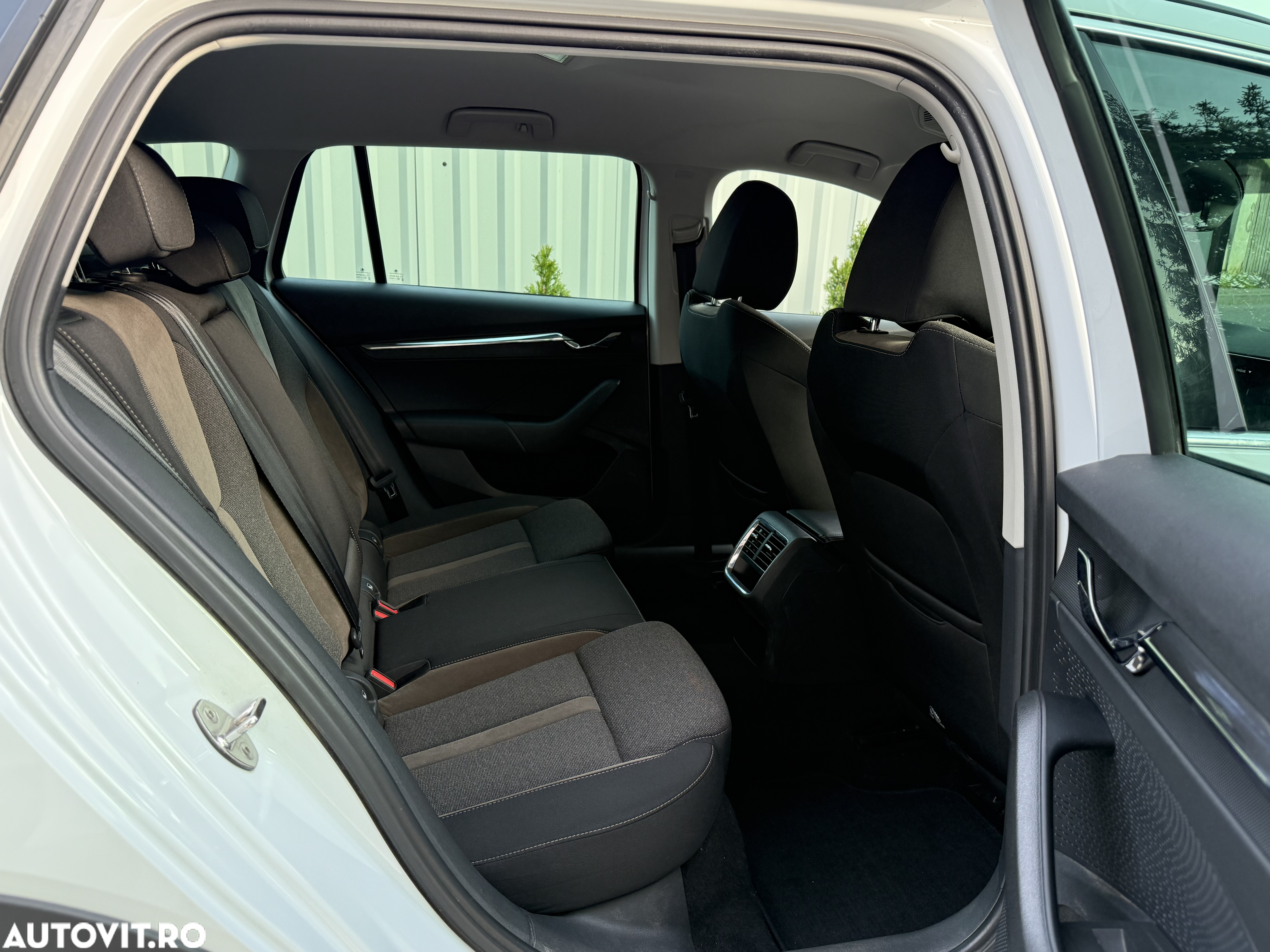 Skoda Octavia Combi 2.0 TDI DSG 4X4 Scout - 15