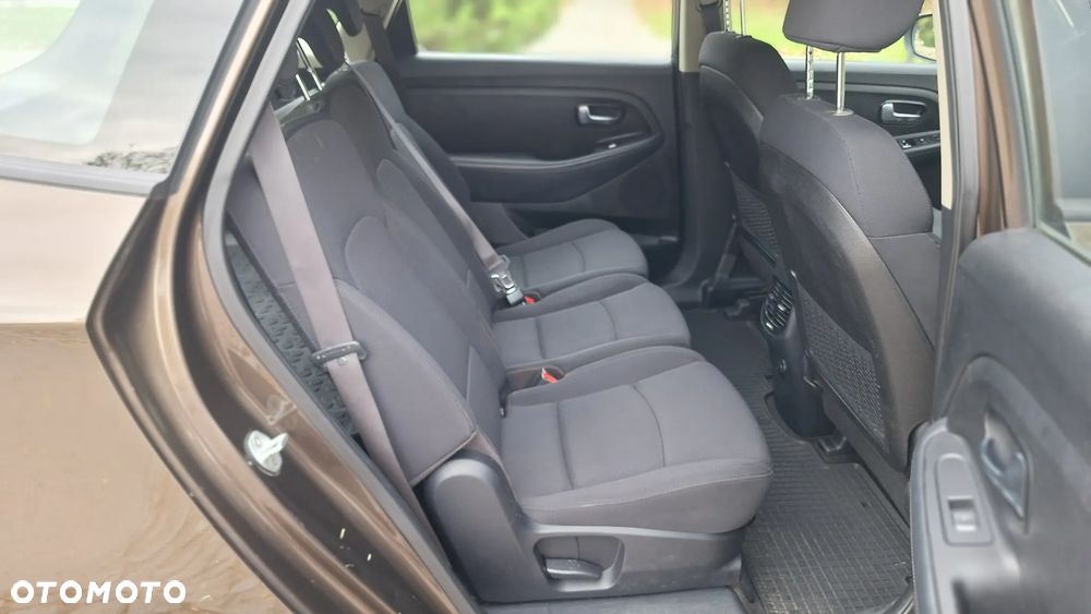 Kia Carens - 12