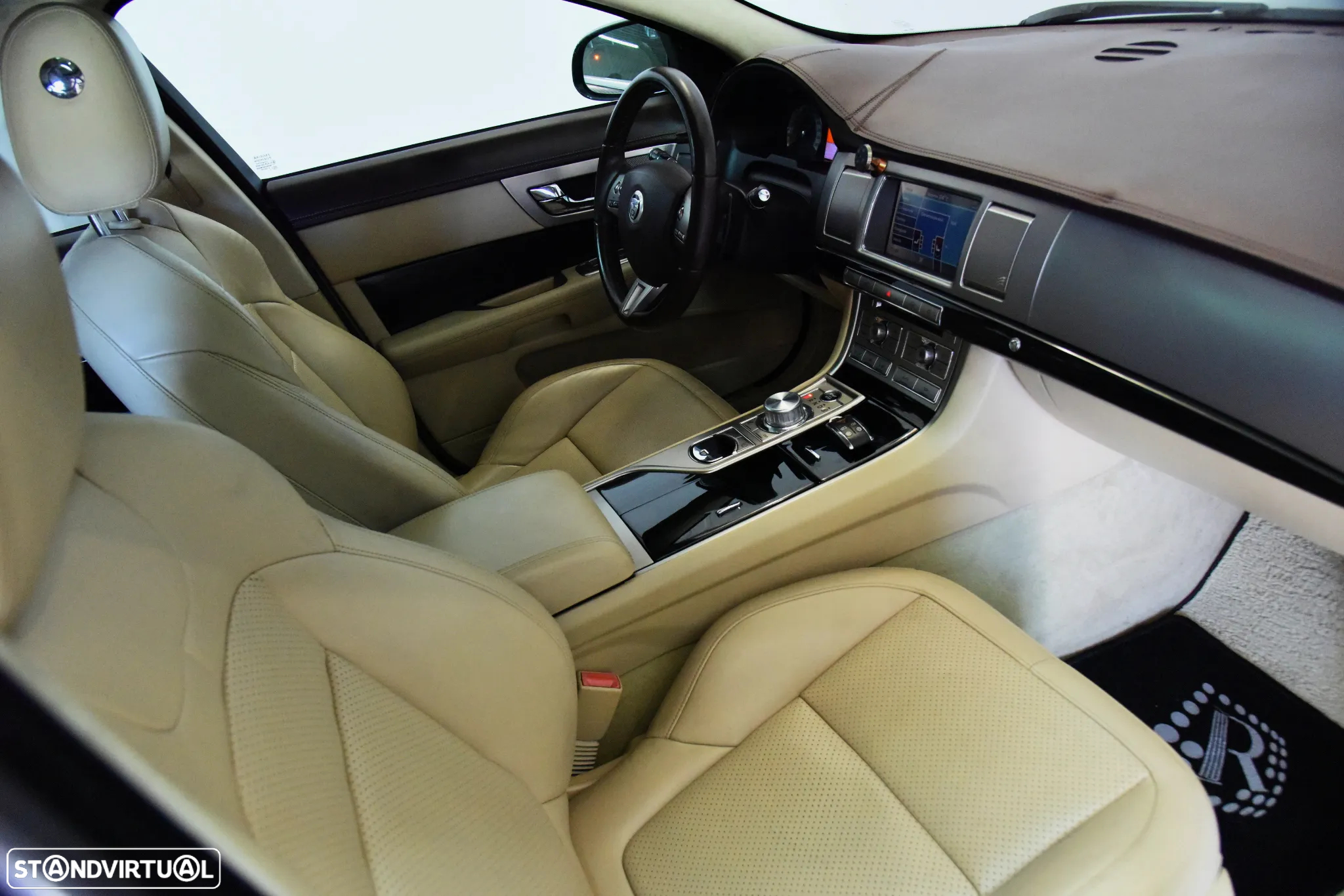 Jaguar XF 3.0 D V6 S Luxury - 31