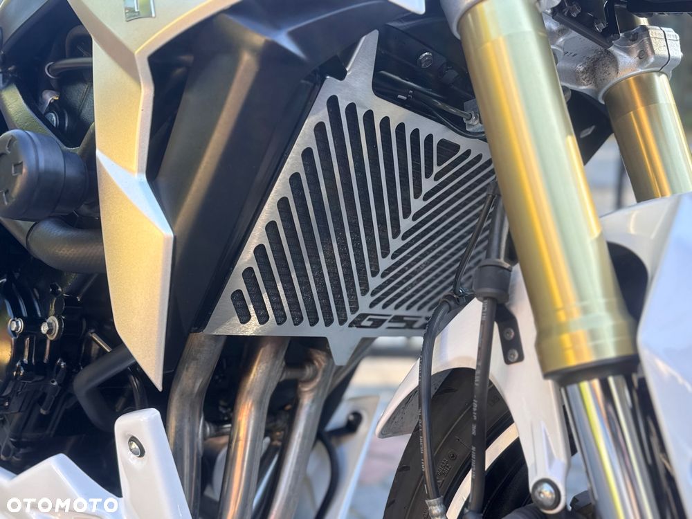 Suzuki GSR - 27