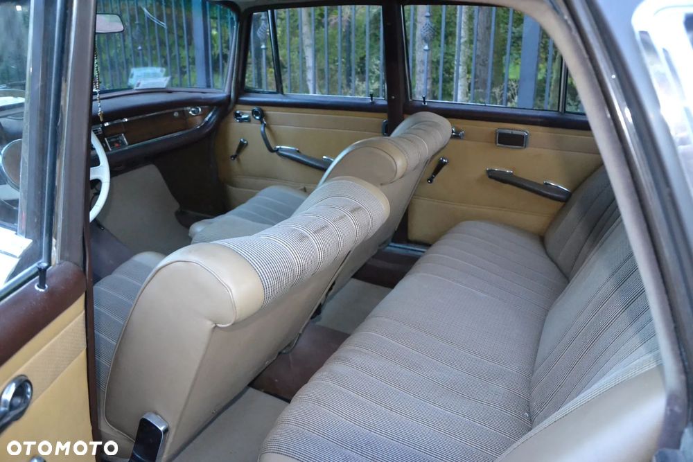 Mercedes-Benz W111 - 10