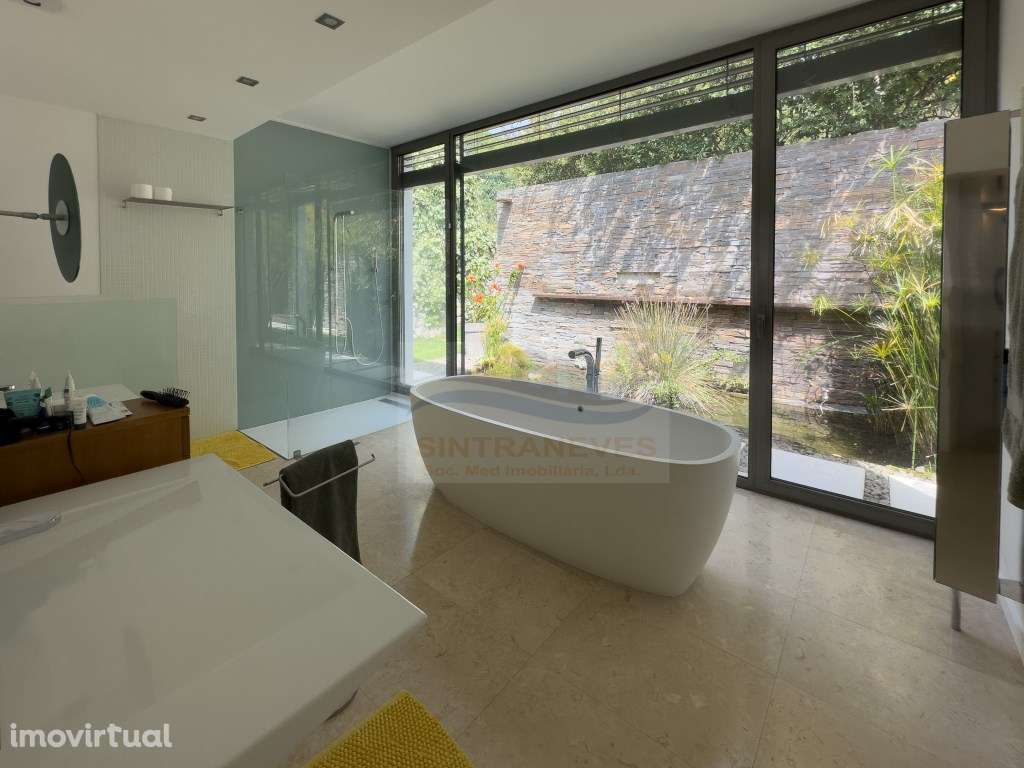 Moradia térrea Contemporânea com 600m2 de área bruta implantada em ... - Grande imagem: 2/12