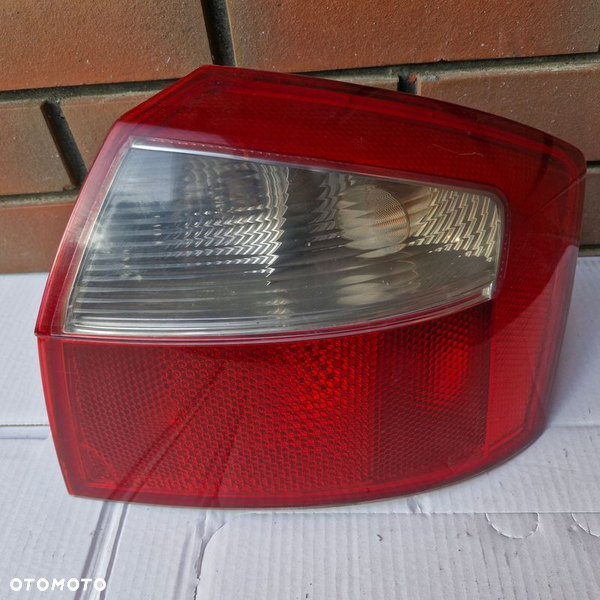 AUDI A4 B6 SEDAN LAMPA PRAWA TYLNA PRAWY TYŁ