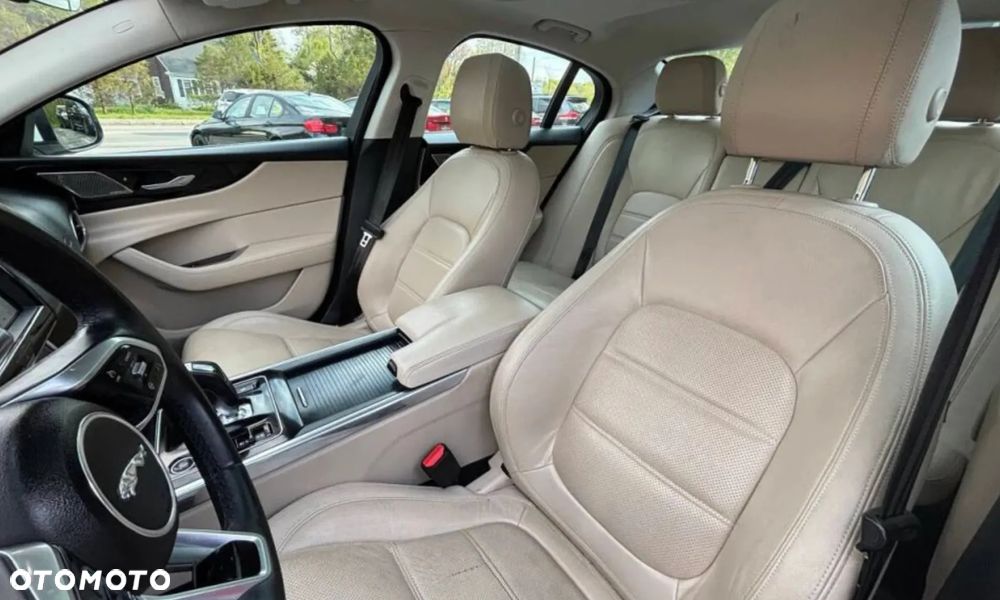 Jaguar XE P250 R-Dynamic SE - 18