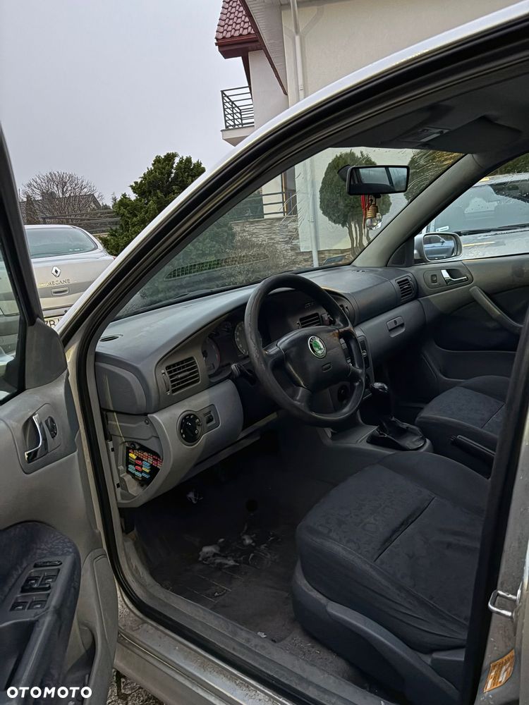 Skoda Octavia 1.6 GLX - 9