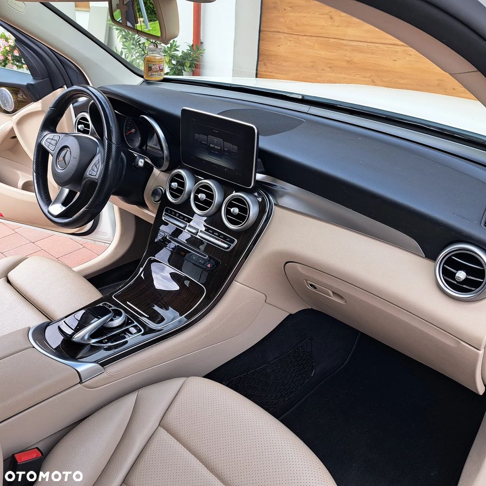 Mercedes-Benz GLC 300 4Matic 9G-TRONIC AMG Line - 12