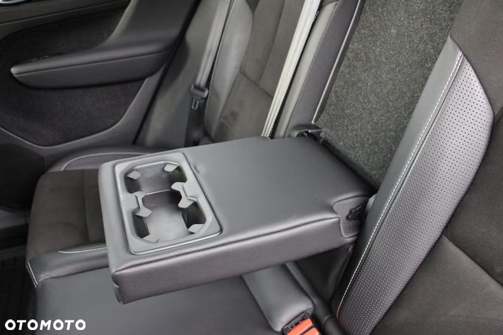 Volvo XC 40 D4 AWD Geartronic R-Design - 28