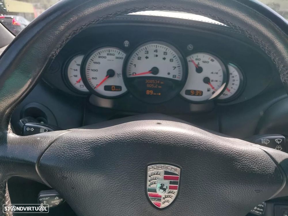Porsche 996 Carrera 4 Cabrio - 11