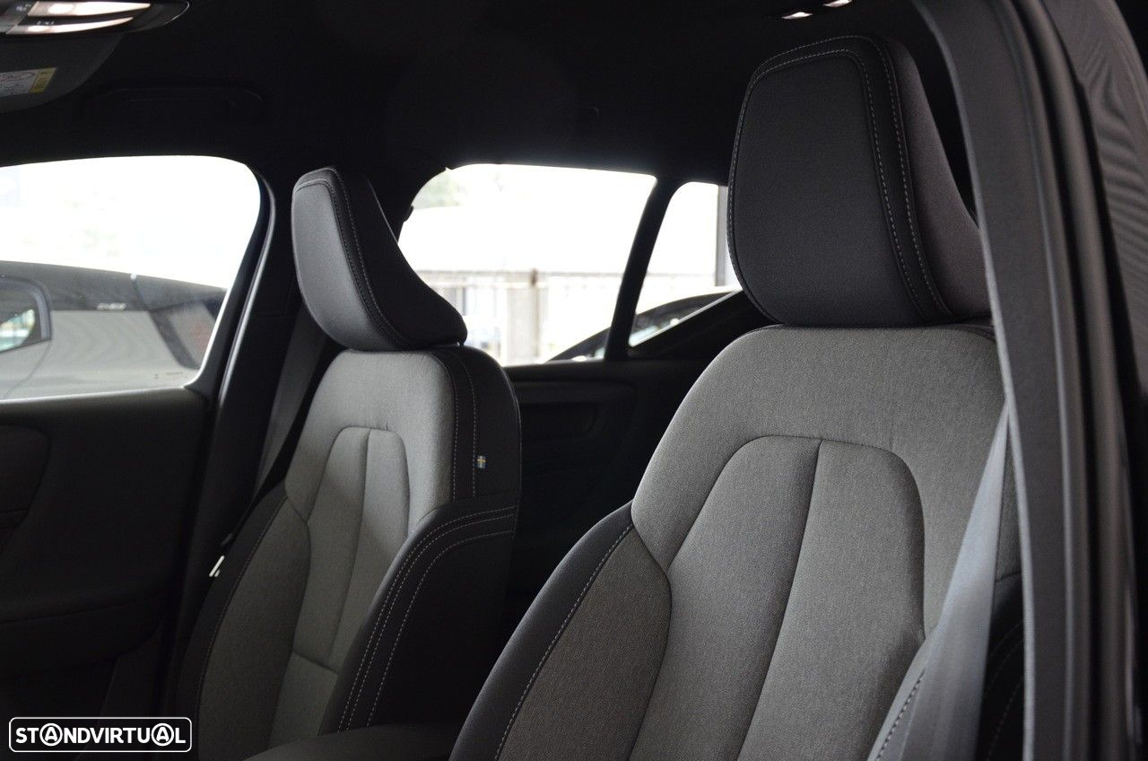 Volvo XC 40 2.0 B3 Black Edition - 4