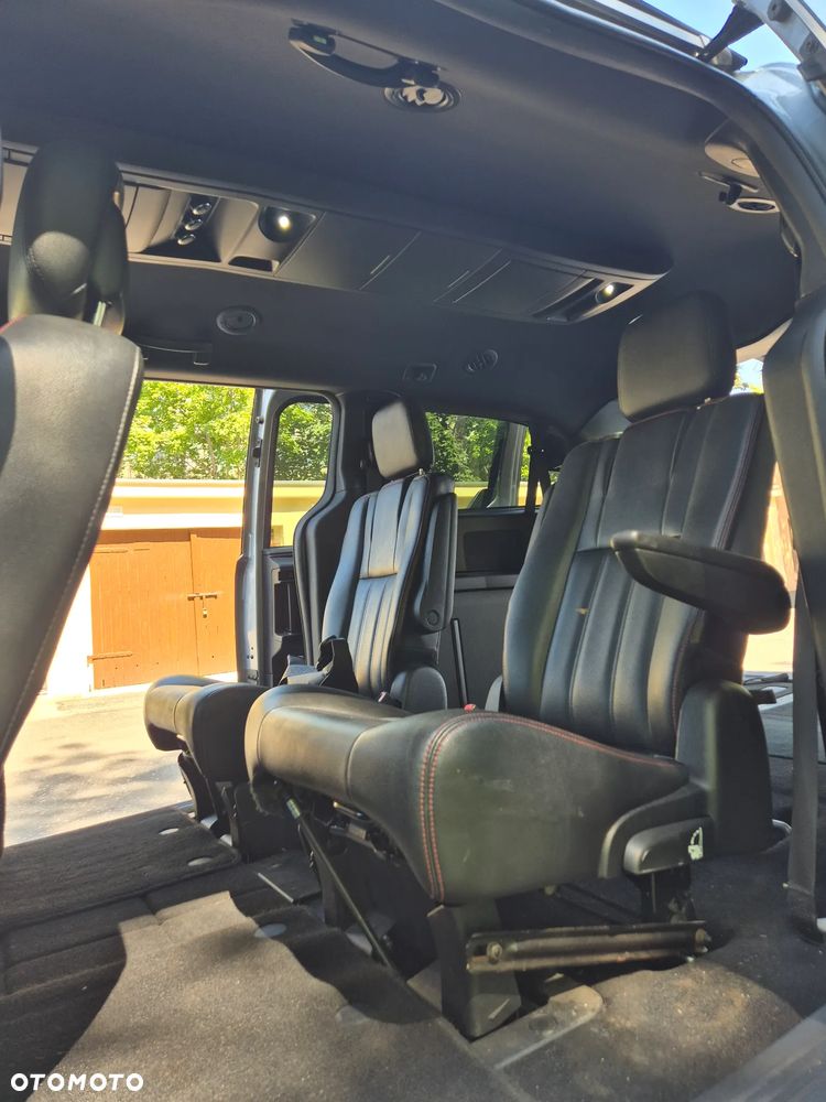 Dodge Grand Caravan - 25