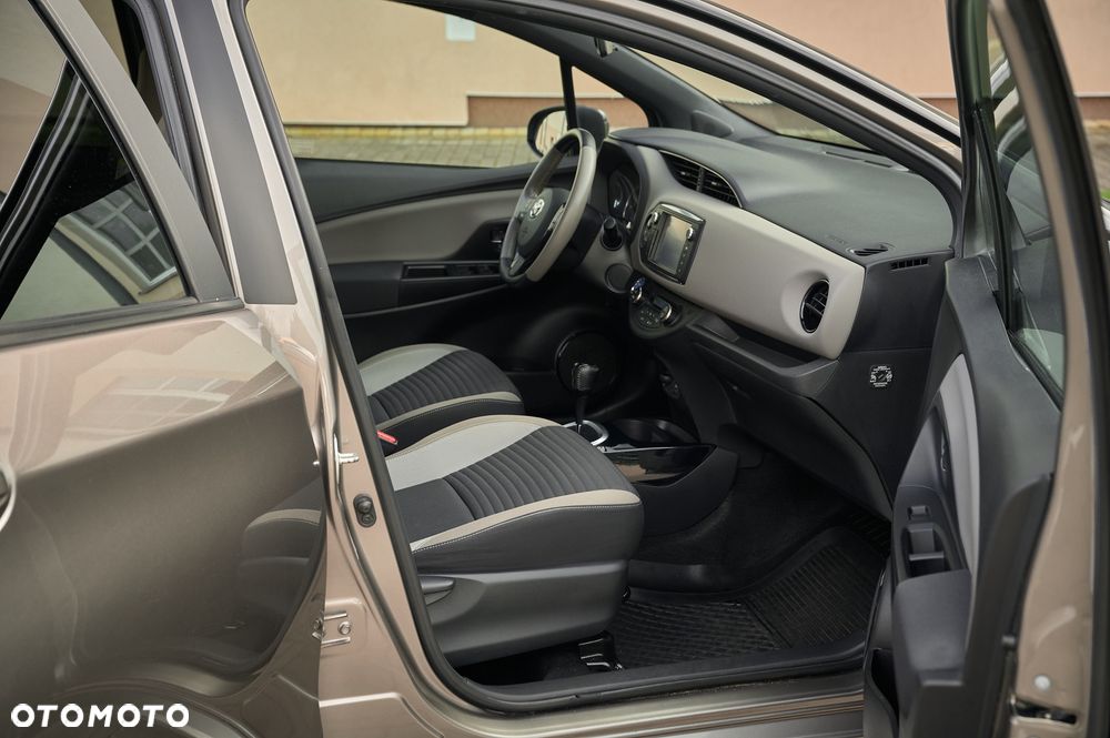 Toyota Yaris Hybrid 100 Selection Passion - 6