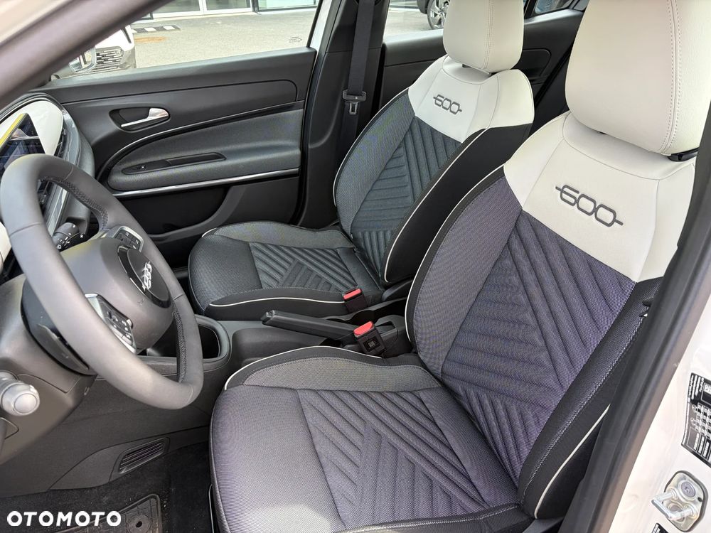 Fiat 600 1.2 Turbo eDCT - 13