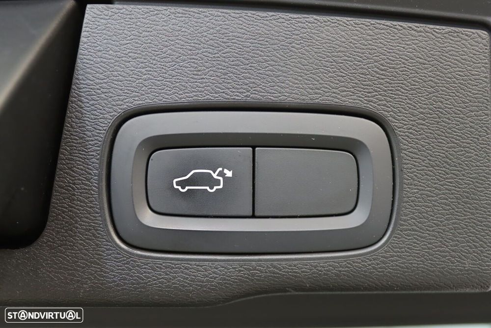 Volvo XC 60 2.0 T8 PHEV Momentum AWD - 36