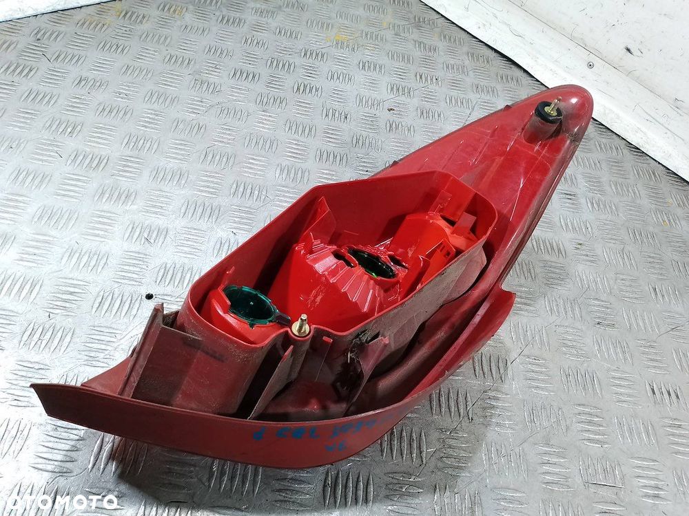 LAMPA TYLNA PRAWA PEUGEOT 307 HATCHBACK - 2