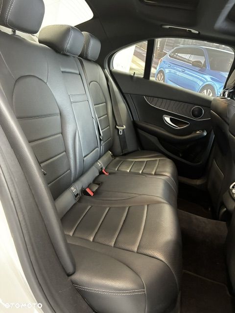 Mercedes-Benz Klasa C 300 4Matic 9G-TRONIC AMG Line - 16