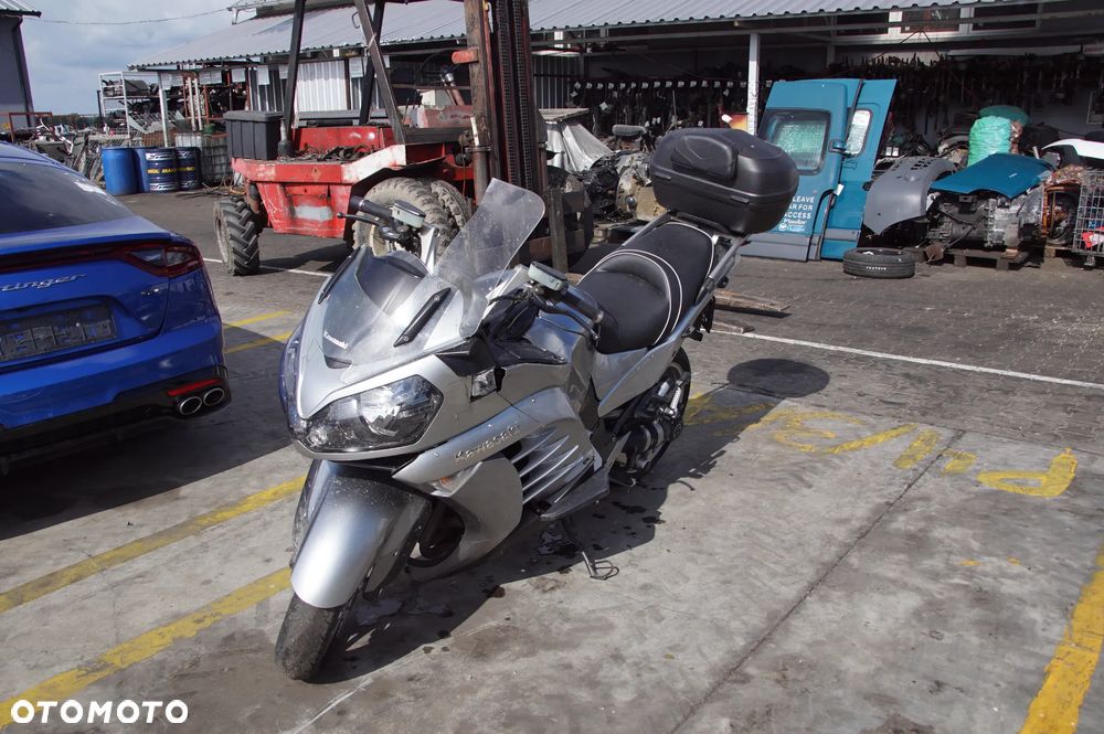 Motocykl na części - Kawasaki GTR 1400 1352 cm³ 155 KM 2011R Silnik Skrzynia Siedzenie Laga Koło Licznik Lampa Bagażnik Owiewka Manetka Amortyzator Sterownik Moduł - 1