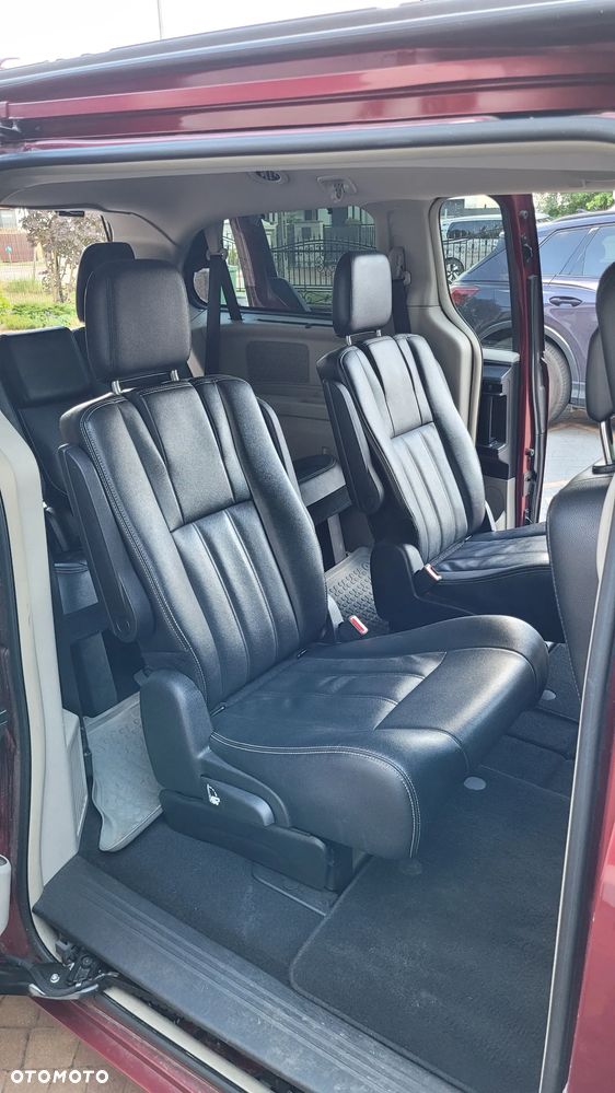 Chrysler Town & Country - 5