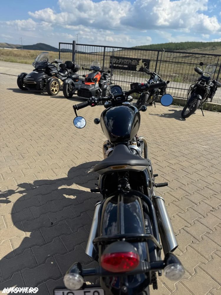 Triumph Bonneville Bobber - 3