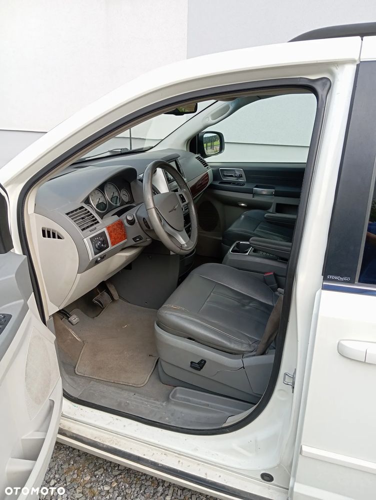 Chrysler Town & Country - 5