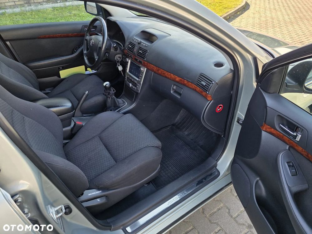 Toyota Avensis 2.0 VVT-i High - 12
