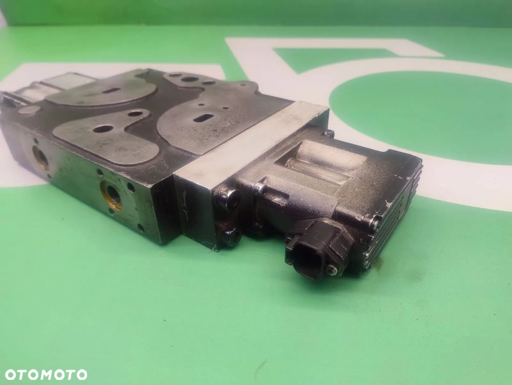 Sekcja rozdzielacza 87325538 87325955 Steyr 6195 - 9