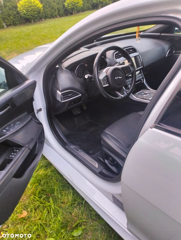 Jaguar XE 2.0 D R-Sport - 9