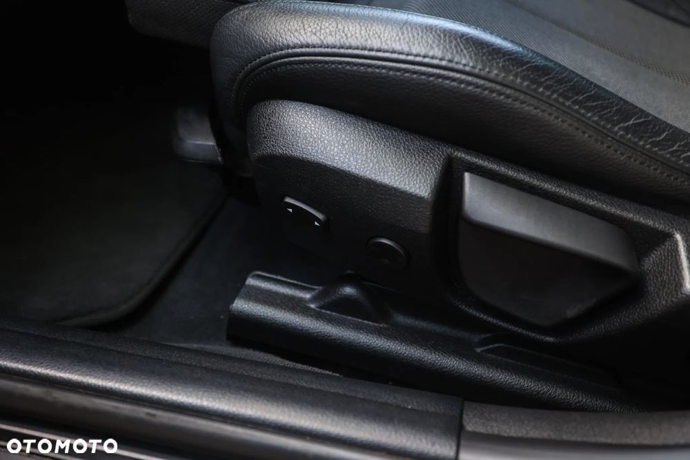 BMW Seria 3 318d Luxury Line - 17