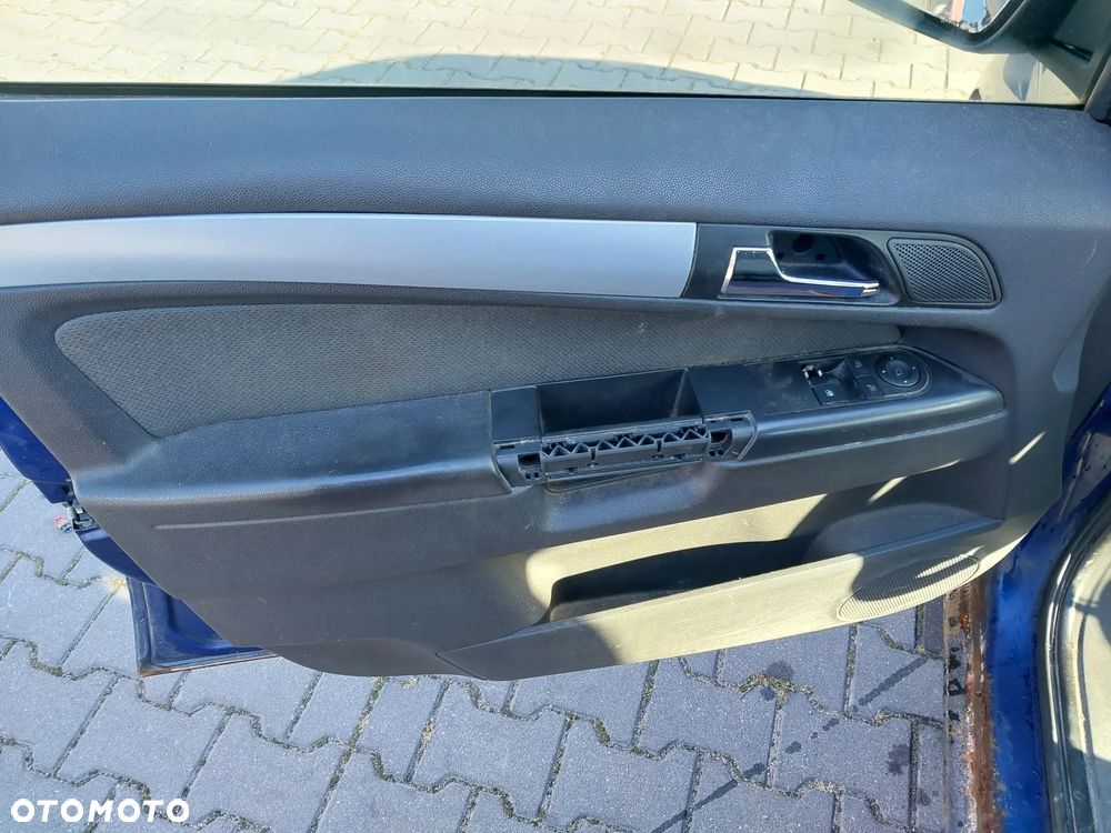 Opel Zafira B silnik kompletny 1.9 CDTI JTD 120KM wtryski pompa paliwa klimatyzacji wspomagania regulator alternator maglownica sprzęgło lewarek 6 biegów drzwi klapa błotnik lusterko kolor Z21B lampa reflektor przód przedni xenon przetwornica tył tylna hak holowniczy zestaw startowy sterownik stacyjka zamek zacisk hamulcowy deska rozdzielcza panel wyświetlacz boczek fotele mechanizm osłona manetki tempomat wykładzina podsufitka kierownica plastiki szyba NA CZĘŚCI WSZYSTKIE CZĘŚCI - 25