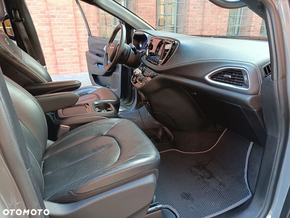 Chrysler Pacifica - 11