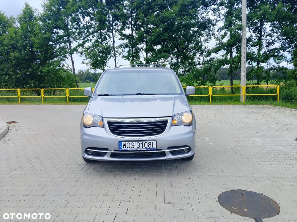 Chrysler Town & Country - 4